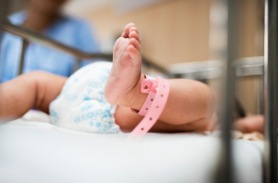 Caz șocant la Ciocana: O tânără a născut acasă, iar pentru că nu a mers la spital, copilul a murit